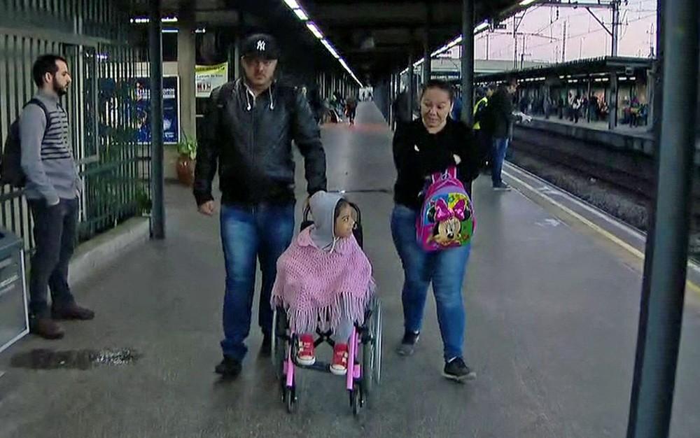 Pais levam duas horas para levar filha cadeirante de trem e metrô da Lapa ao Centro de SP