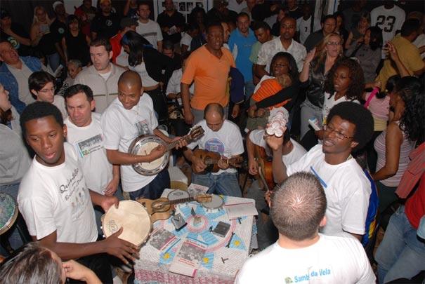 A comunidade agradece: Samba da Vela comemora 19 anos com homenagem a Beth Carvalho
