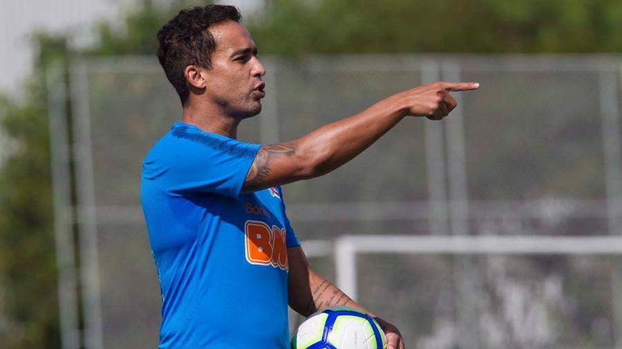 Jadson volta aos treinos e pode reforçar o Corinthians contra o CSA