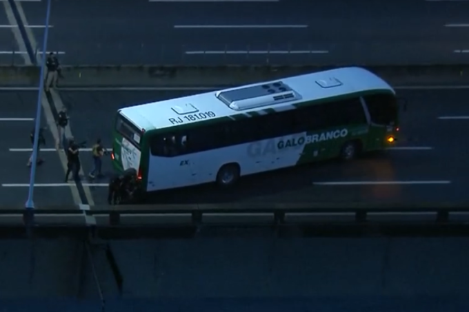 Homem armado faz reféns em ônibus na Ponte Rio-Niterói