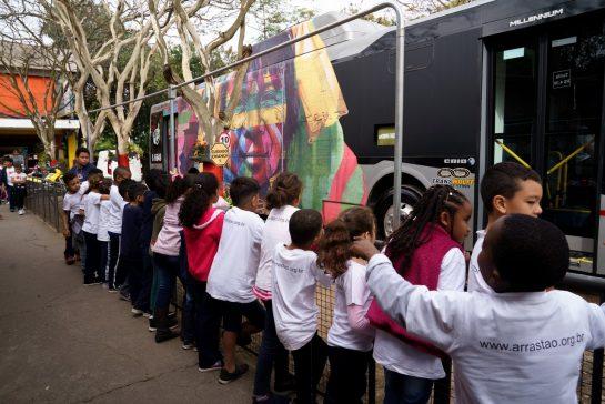 Muralista Kobra transforma ônibus em galeria e faz exposição pela periferia de SP