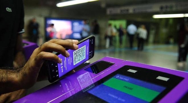Metrô e CPTM testam liberação de catraca com o uso de celular