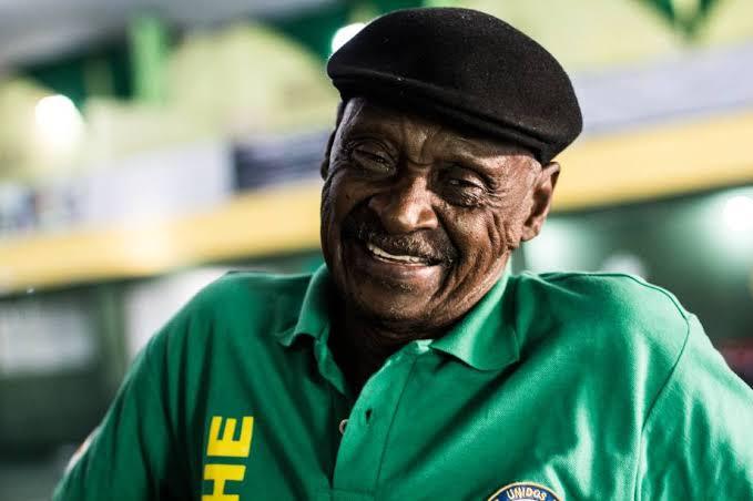 AOS 89 ANOS, SEU CARLÃO DO PERUCHE LANÇA LIVRO DE MEMÓRIAS