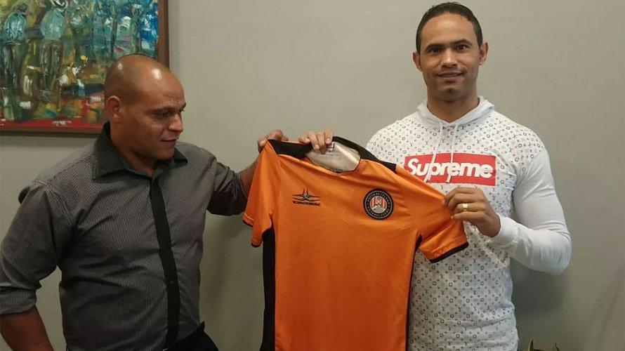 Goleiro Bruno tem contrato rescindido após 45 minutos em campo