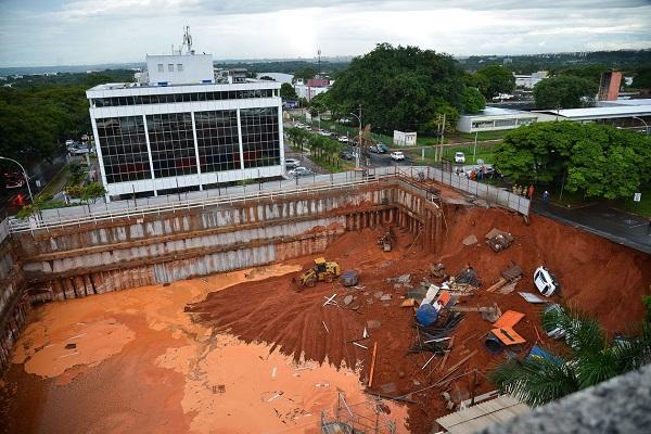 Cratera aberta em obra em Brasília engole quatro carros