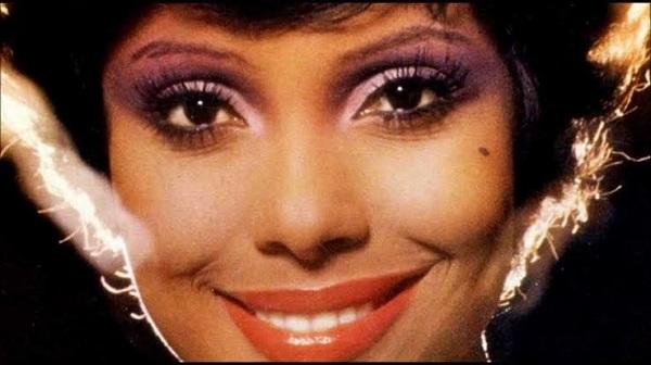 Eliana Pittman faz pocket show gratuito para lançar o novo álbum