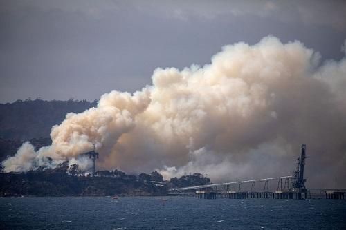 Austrália: três pessoas morrem em queda de avião que combatia incêndio