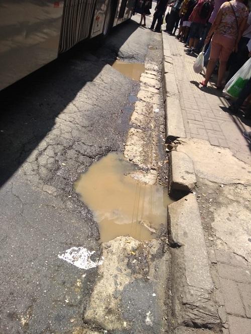 Buraco da vergonha espalha água suja em passageiros da linha 971x Santana/Terminal Cachoeirinha