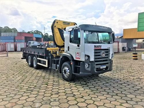 Caminhão munck recebe transmissão automática Allison para maior mobilidade e segurança