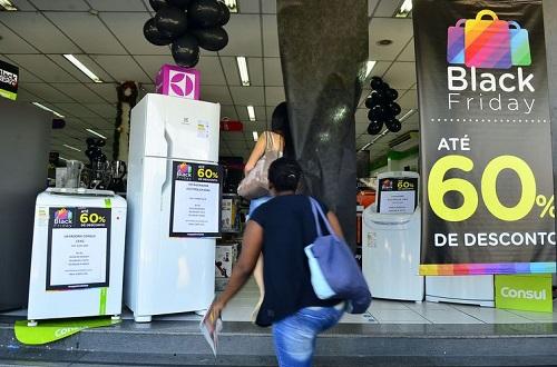 Consumidor espera saldões para comprar com desconto produto mais caro