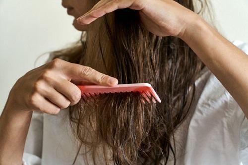 Dormir de cabelo molhado prejudica os fios e o couro cabeludo