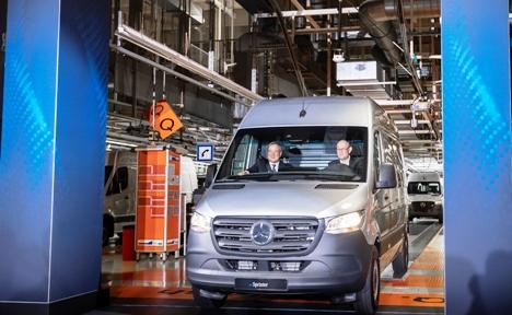 Fábrica da Mercedes-Benz em Dusseldorf celebra o início de produção da Sprinter elétrica