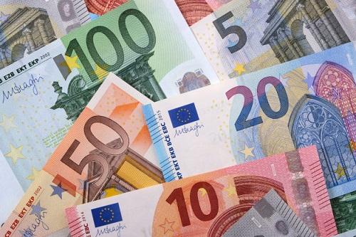 França adia criação de imposto digital para transações online