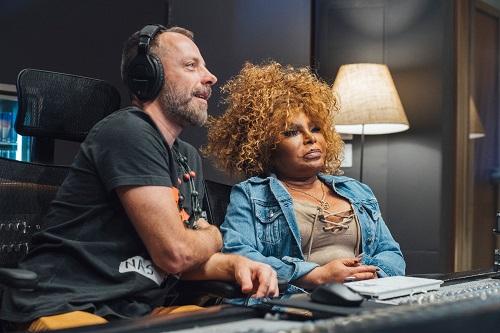 Grandes nomes da música investigam as histórias por trás de seus hits em websérie