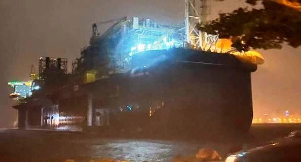 Temporal leva plataforma da Petrobras próximo à orla de Niterói, no Rio de Janeiro