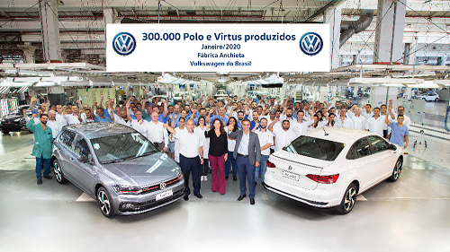 VW comemora 300 mil unidades produzidas de Polo e Virtus no Brasil