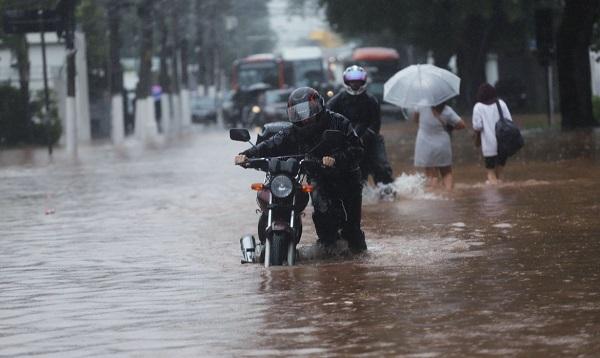 Governo de São Paulo suspende aulas em 37 escolas por causa da chuva