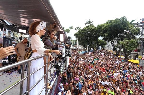 Ivete Sangalo encerra folia de 2020 com chave de ouro e troféu de Música do Carnaval