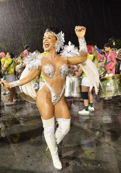 Nem chuva desanima rainha da bateria da Barroca Zona Sul