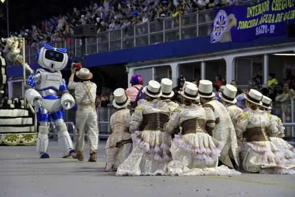 Segundo dia de desfile do Grupo Especial no Anhembi teve robô sambista