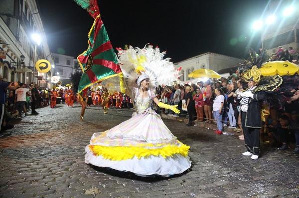 Wilson Sideral e escolas de samba levam 50 mil pessoas às ruas de Ouro Preto (MG)