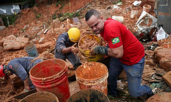 Baixada Santista tem 30 mortos e 49 desaparecidos depois da chuva