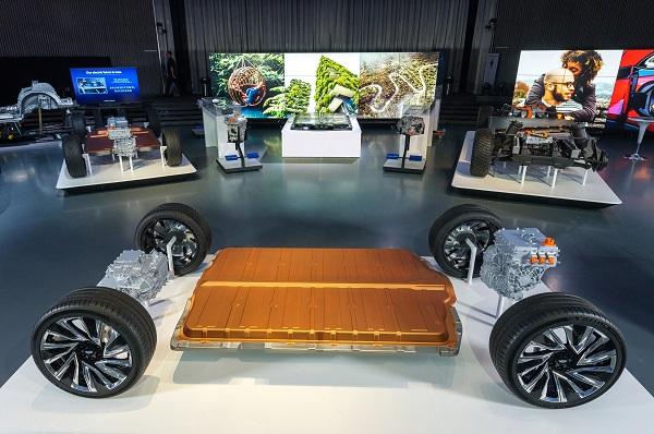GM apresenta conceito inovador de baterias e plataforma global flexível