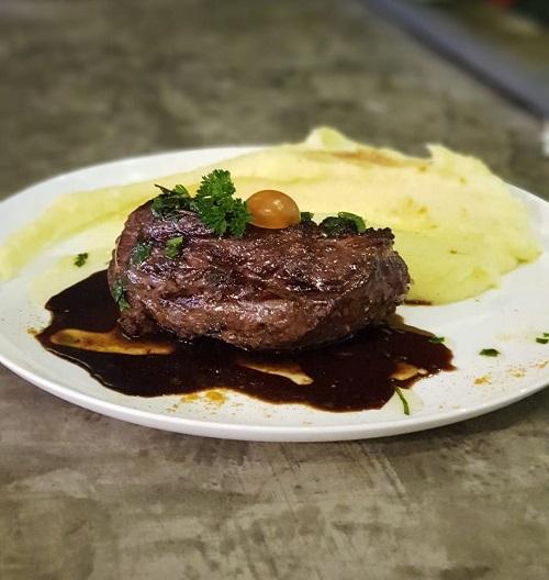 Medo de contaminação provoca queda do movimento e desafia os restaurantes
