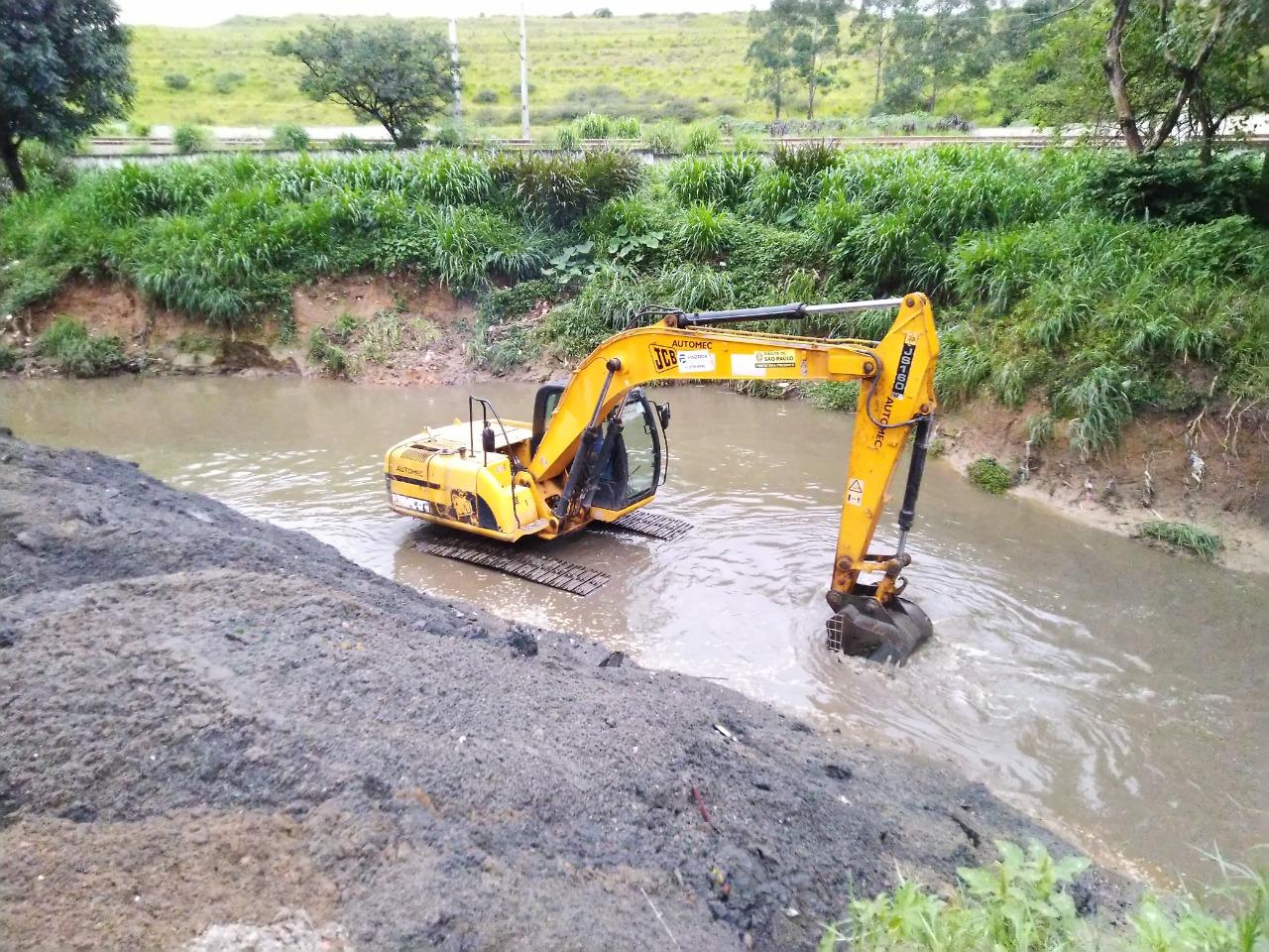 Prefeitura realiza desassoreamento em córregos na região de Perus