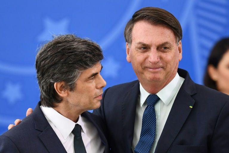 Teich faz discurso breve e não explica motivos para saída