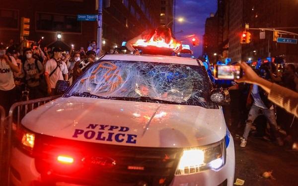 Manifestantes driblam toque de recolher e protestos continuam nos Estados Unidos