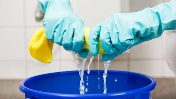 Uso da água sanitária em áreas públicas tem efeito limitado