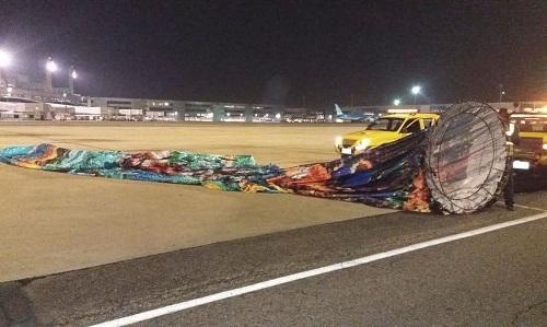 Homens invadem área restrita do aeroporto do Rio atrás de balão