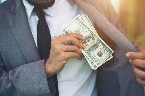 Ninguém é capaz de dar algo a alguém sem interesse