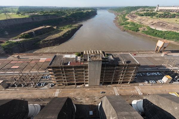 Segunda operação de Itaipu permite escoamento de mais de cem barcaças paraguaias