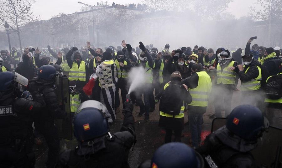 Polícia usa gás lacrimogêneo em retorno dos protestos em Paris