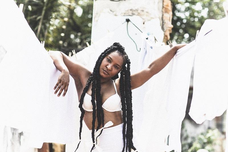 AVON anuncia compromisso antirracista e fecha parceria com Larissa Luz