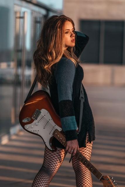 Júlia Svacinna investe na carreira de cantora e lança segunda música