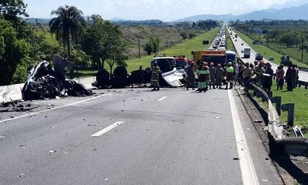 Acidente de  ônibus e caminhão deixa 41 mortos no interior de SP