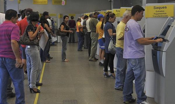 Bancos abrem de manhã na véspera do Natal