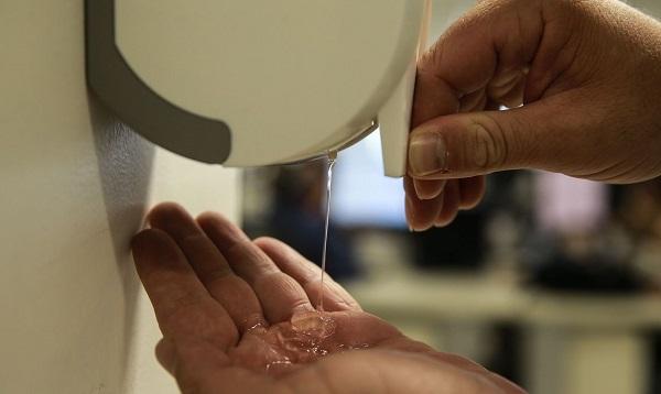 Álcool em gel no Verão pode aumentar  risco de manchas em quem tem dermatites