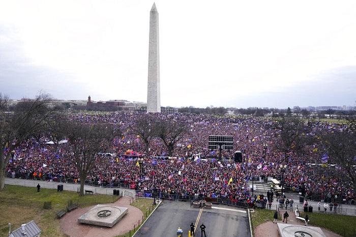 Baderna nos Estados Unidos: manifestantes invadem Congresso