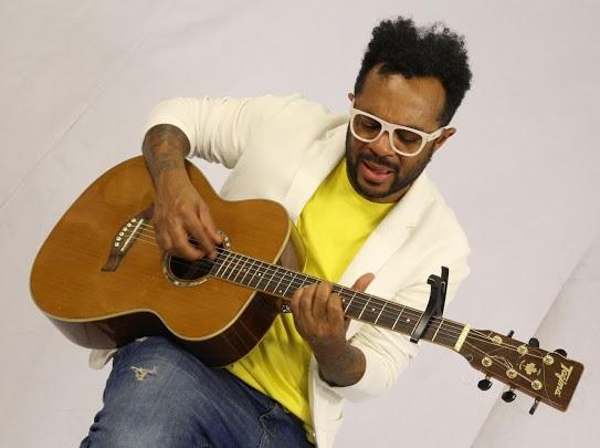 Marcelo Marrom lança música, 