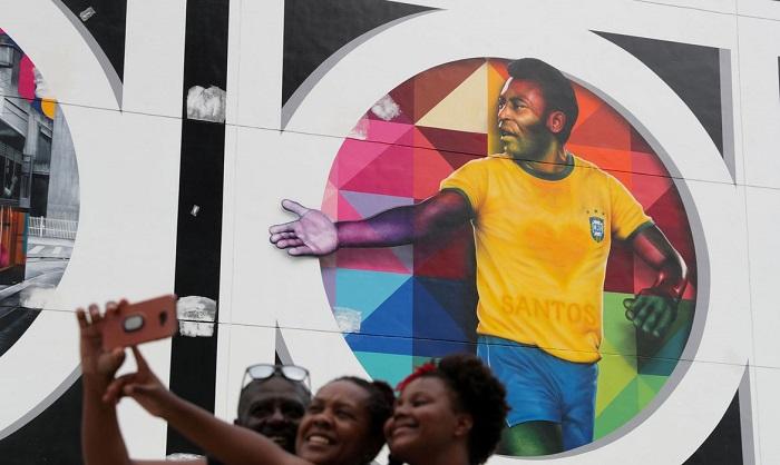 Documentário lançado nesta terça-feira (23) mostra trajetória de Pelé