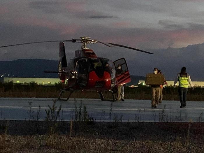Transporte de suprimentos automotivos essenciais por helicóptero  evita taxas de paralisação de US$ 3.000 por minuto