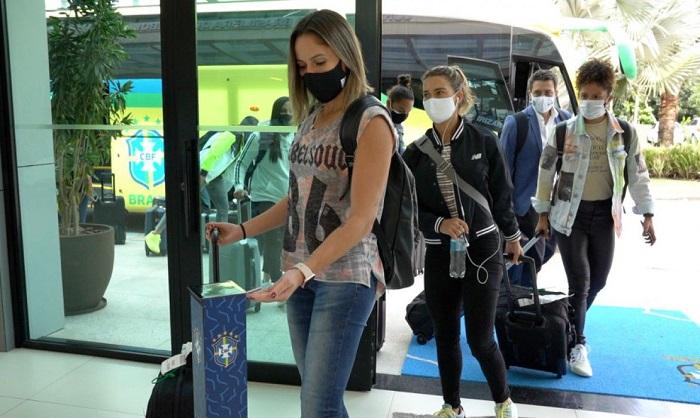 Com Giovana Crivelari, seleção feminina se apresenta para treinos