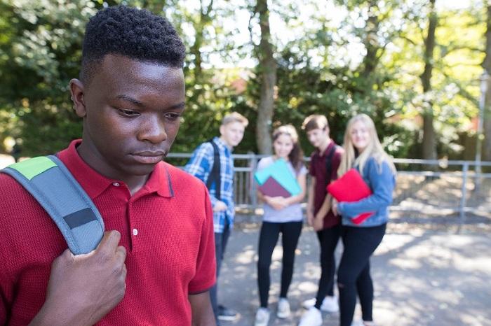 Dentro e fora da sala de aula, todos devem combater o racismo
