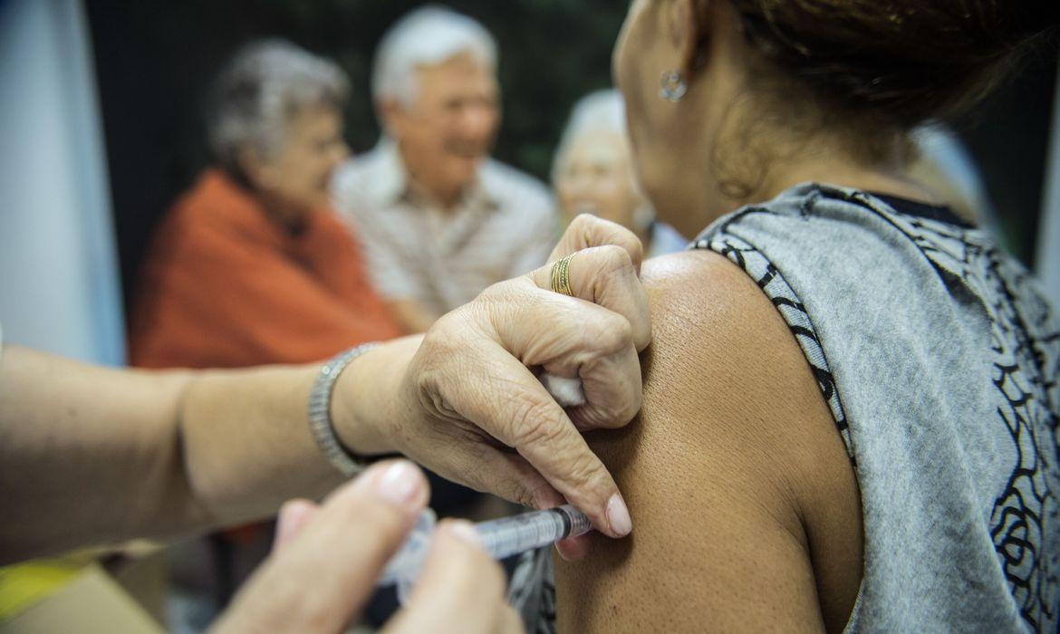 SP começa a vacinar contra a gripe idosos e professores nesta terça-feira (11)