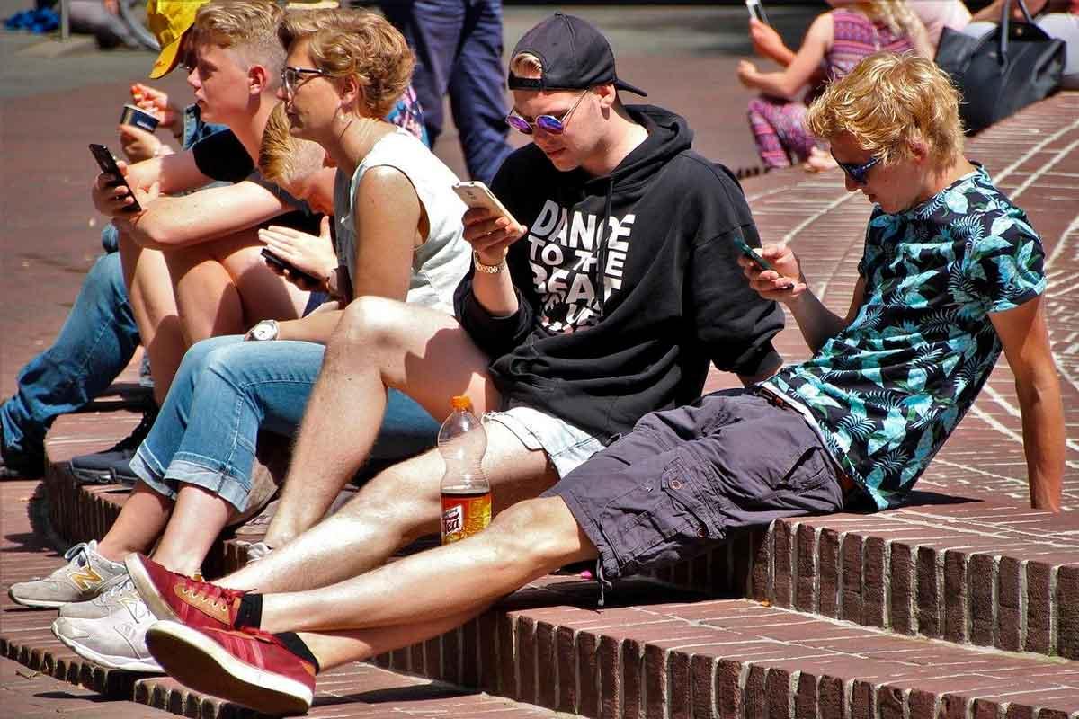 Conheça os 5 golpes cibernéticos mais comuns direcionados a adolescentes e saiba como se proteger