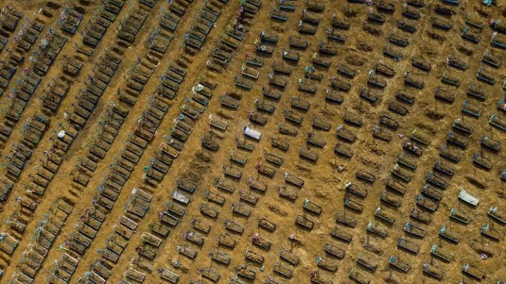 Covid-19: Brasil bate marca de 500 mil vidas perdidas e CICV alerta que profissionais da linha de frente estão exaustos